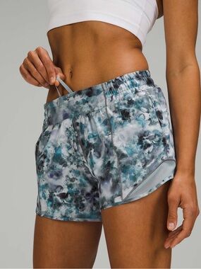 Lululemon Hotty Hot Low Rise Short 4"
Kaleidofloral Blue Cast Size 10      Sk16